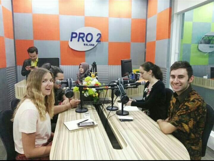 Mahasiswa CLS BIPA 2017 juga berbagi keceriaan dan cerita mereka di RRI Pro 2 Malang 87,9 FM