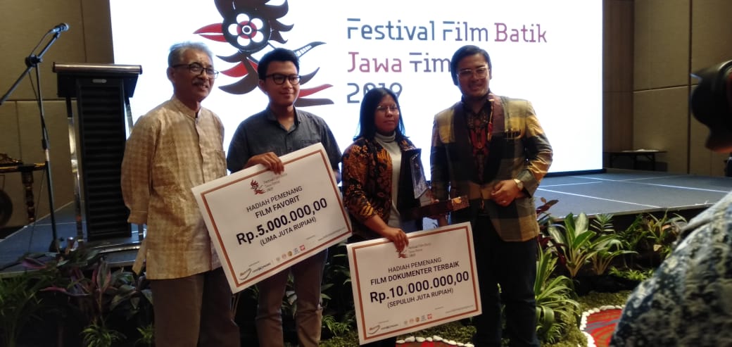 Mahasiswa DKV Seni dan Desain FS, Citra Wisan Cahaya Ningrum Pemenang Film Dokumenter Terbaik di Festival Film Batik Jawa Timur 2019