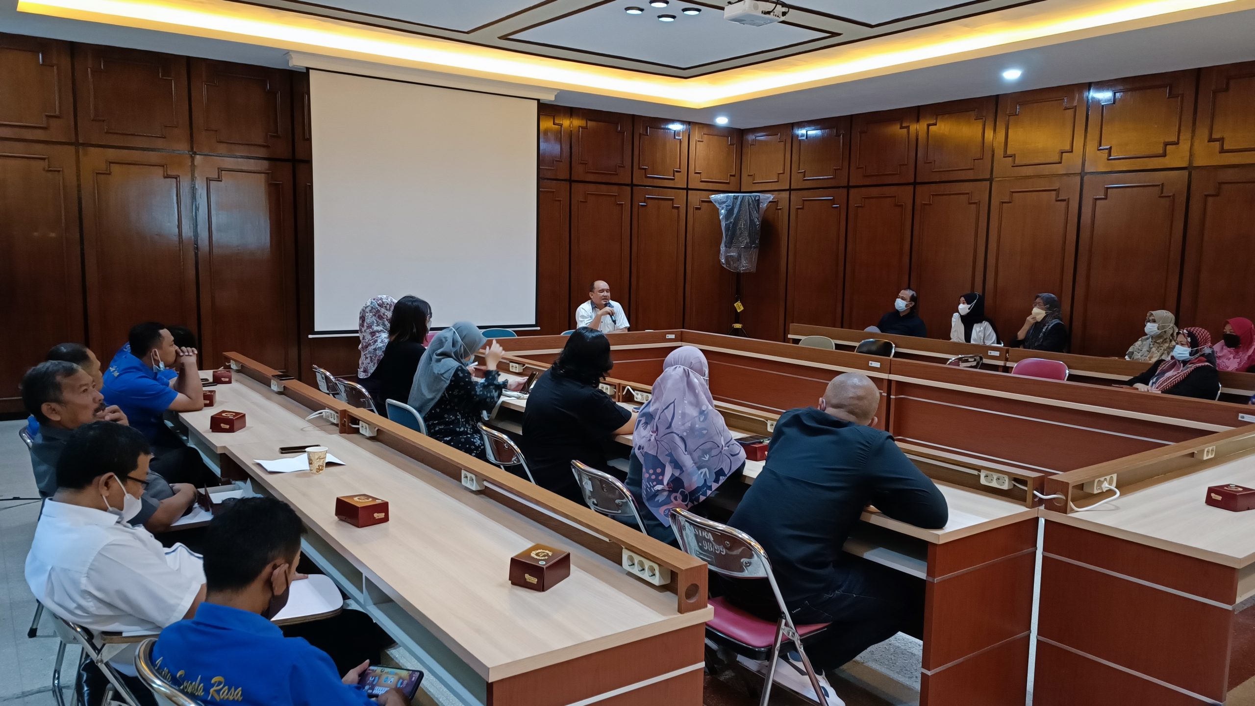 Demi Peningkatan kinerja yang lebih baik, Wakil Dekan II FS meracik strategi khusus dengan para Tenaga Kependidikan FS UM.