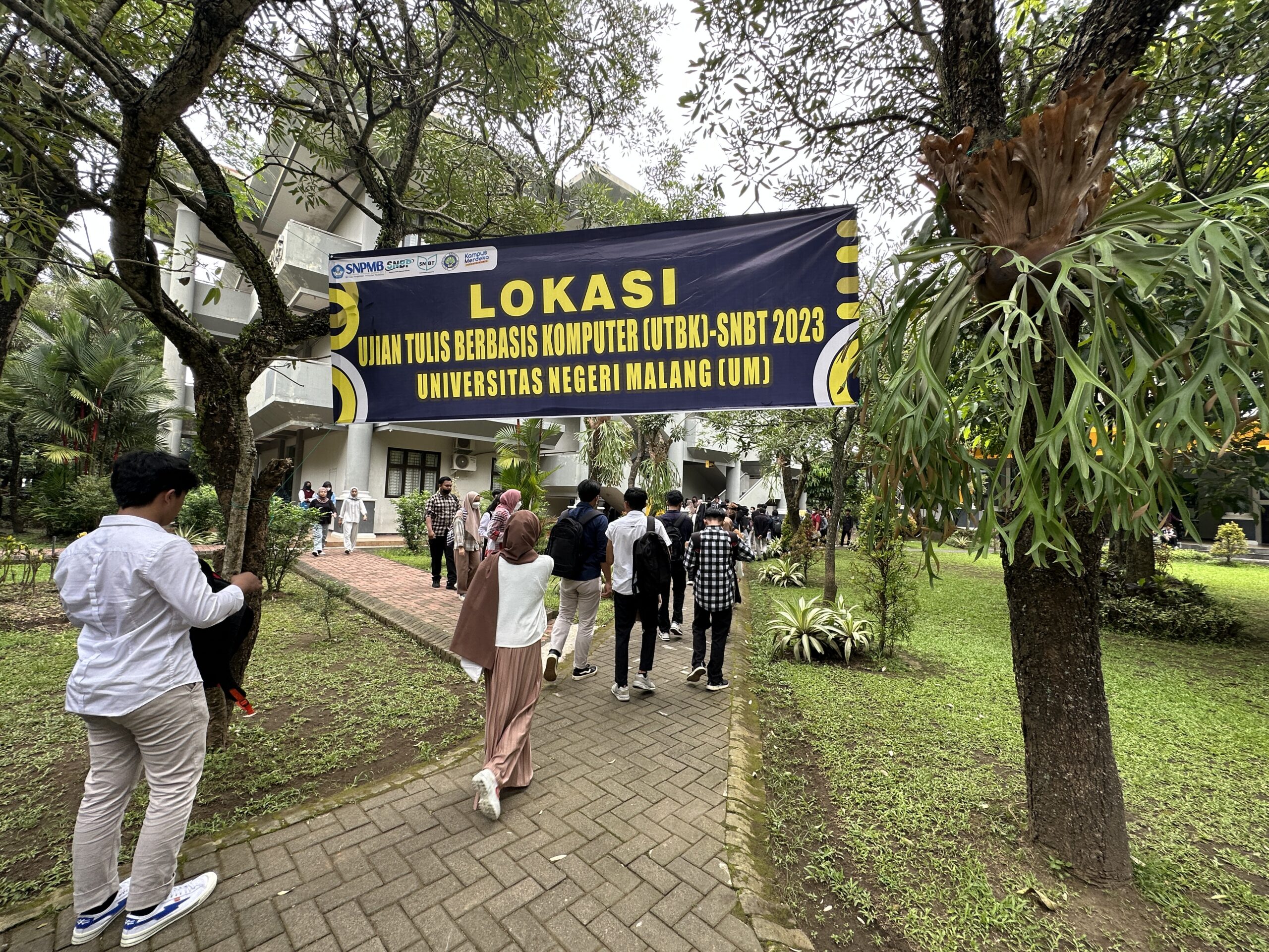 DAY 3 # Ujian Tulis Berbasis Komputer (UTBK) di Laboratorium Komputer Fakultas Sastra Universitas Negeri Malang