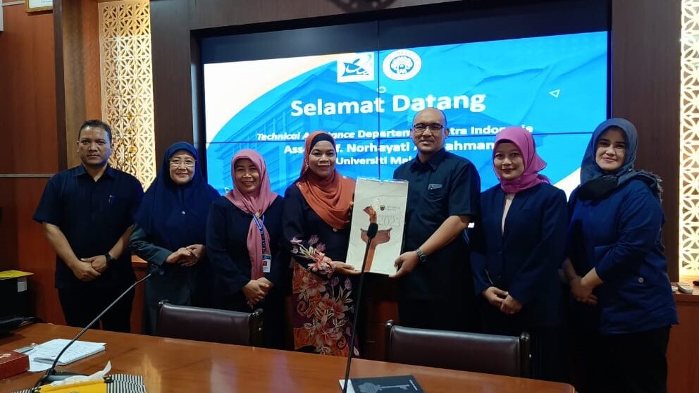 PENGEMBANGAN MODUL SEJARAH SASTRA INDONESIA DENGAN MELIBATKAN PENELITI SASTRA DARI UNIVERSITI MALAYA