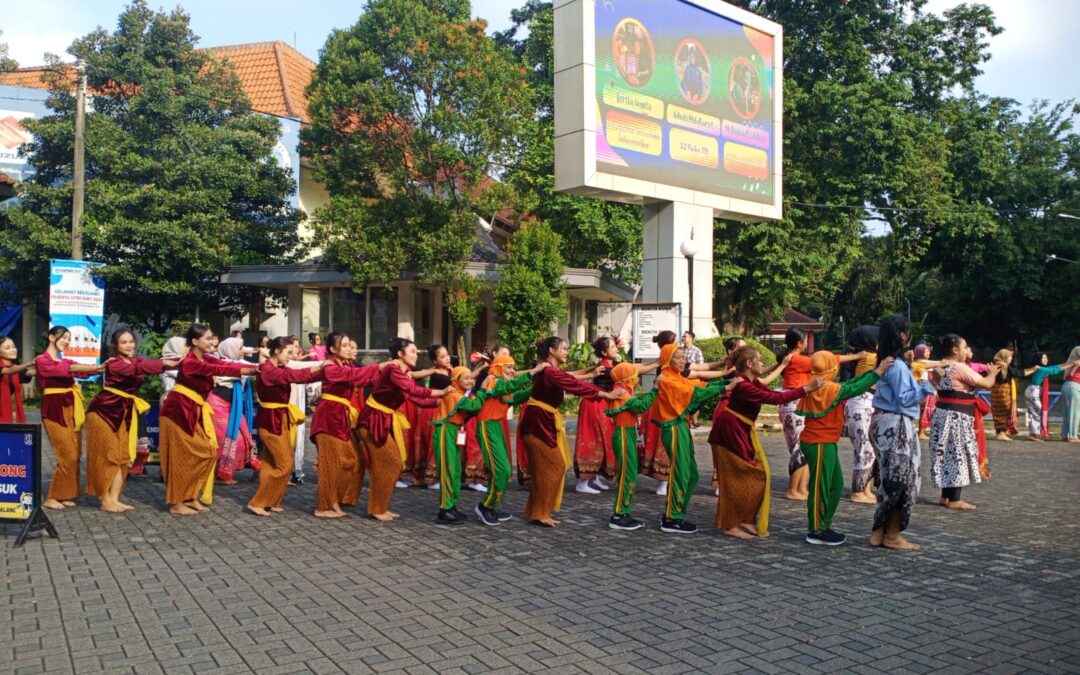 Menjaga Eksistensi dan Gairahkan Ekspresi, Mahasiswa Kesenian UM Peringati Hari Tari Nasional dengan UM Menari 24 Jam