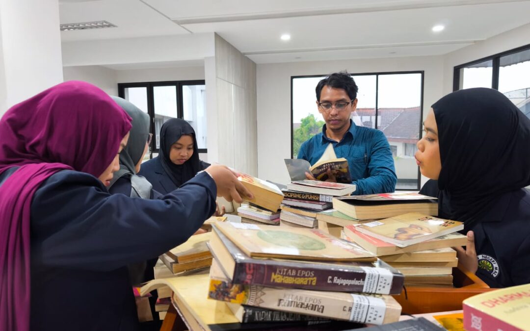 Jelajahi Manuskrip Kuno: Mahasiswa Sastra Indonesia UM Kunjungi Perpustakaan Ordo Karmel Malang